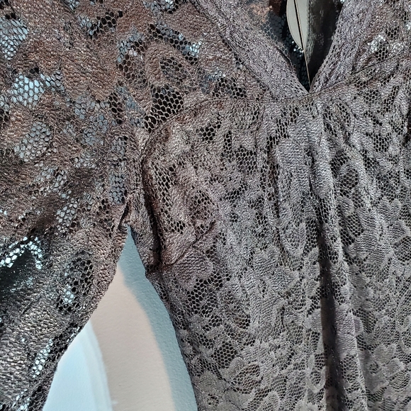 Black V-Neckline Lace Bodycon Cocktail Dress - Picture 6 of 13